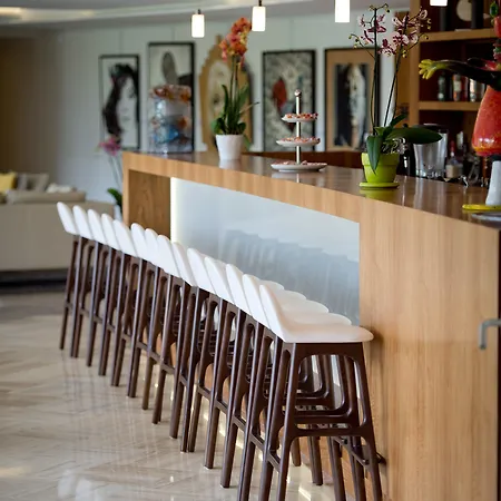 Restaurant La Vague De Paul فندق 4*